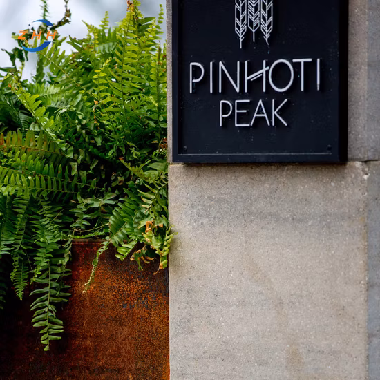 Pflanzgefäß aus Cortenstahl, individueller Blumentopf für den Garten und die Terrasse